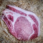 Brandintos Duroc kiaulienos pjausnys su kaulu (chop)
