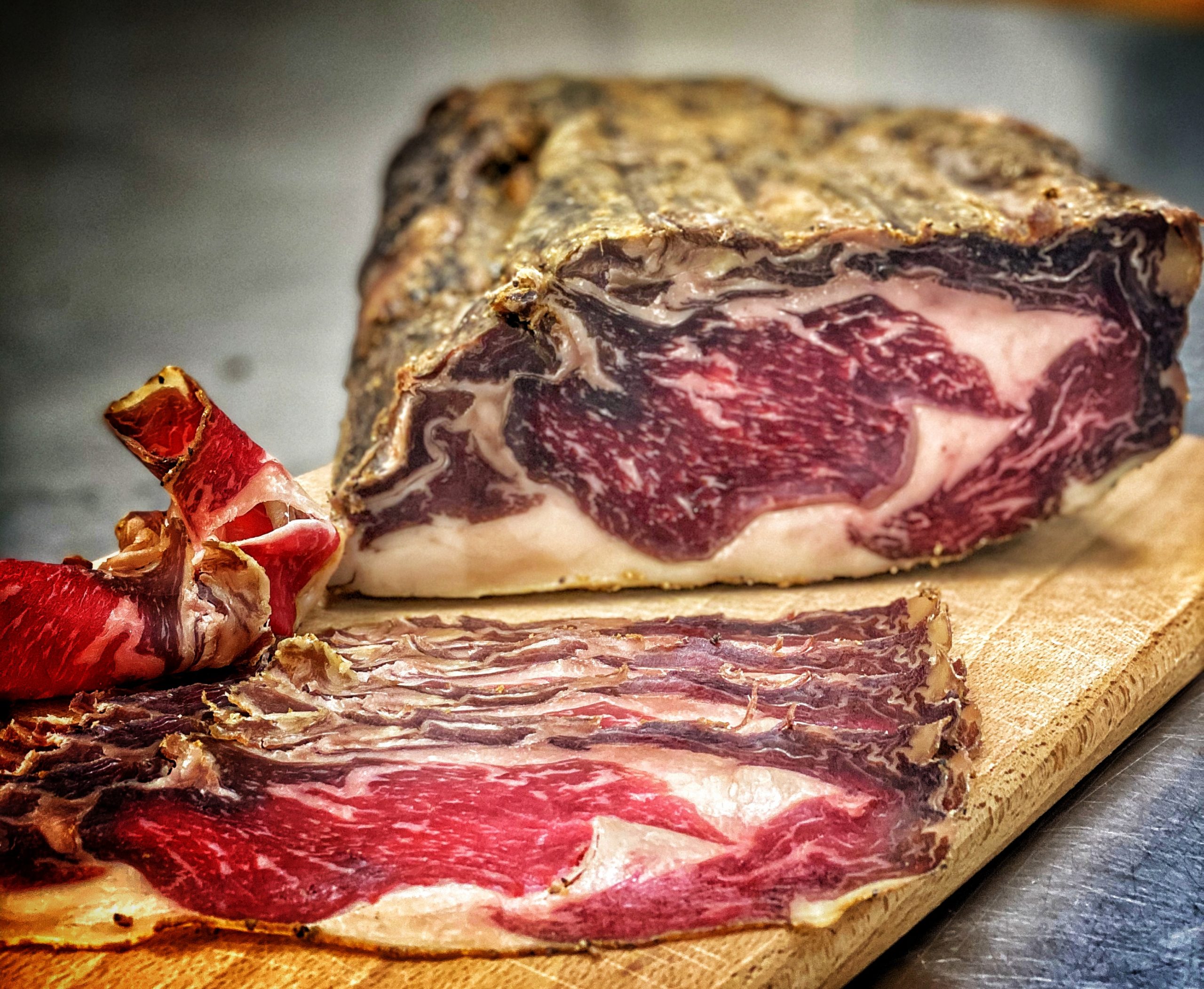 sliced-secreto-nr-7-1.jpeg Secreto nr 7. - Slaptose Žolelėse Marinuotas Carpaccio 100 g. - Image 1